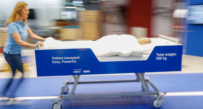 LINAK and TENTE are offering a revolutionary solution for transporting patients in their hospital beds at Medica 2024. The joint project, called WeAssist, provides assistance with every maneuver, such as ascending a ramp. It is comparable to the drive system used in an e-bike. Photo: Messe Düsseldorf/ctillmann.